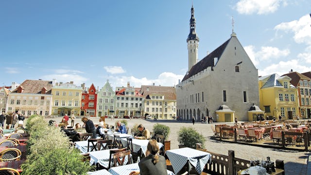 Upptäck historiska hamnar i Norra Europa. Bilden visar ett torg i Tallinn, Estland.