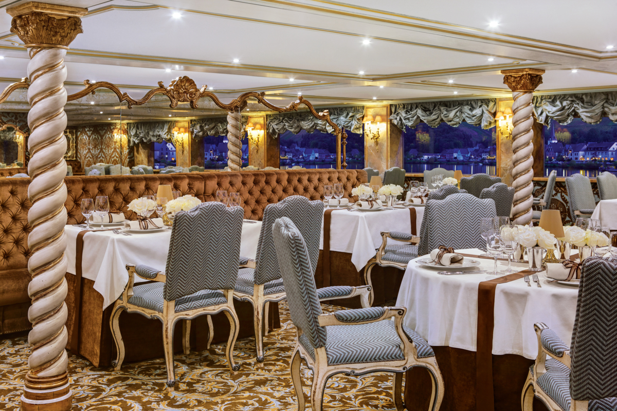 Njut av en läcker måltid på den eleganta Baroque Restaurant