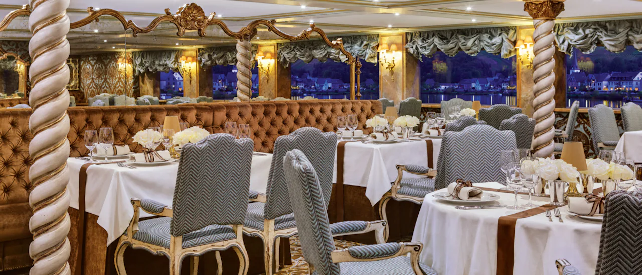 Njut av en läcker måltid på den eleganta Baroque Restaurant