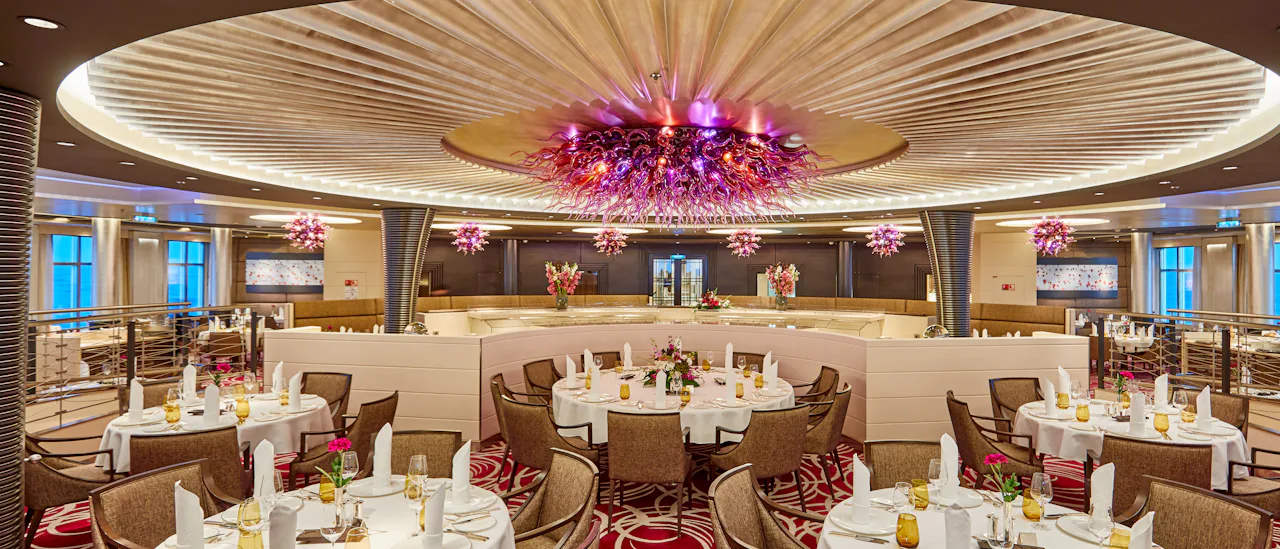 Huvudrestaurangen Weltmeere erbjuder internationella gourmeträtter