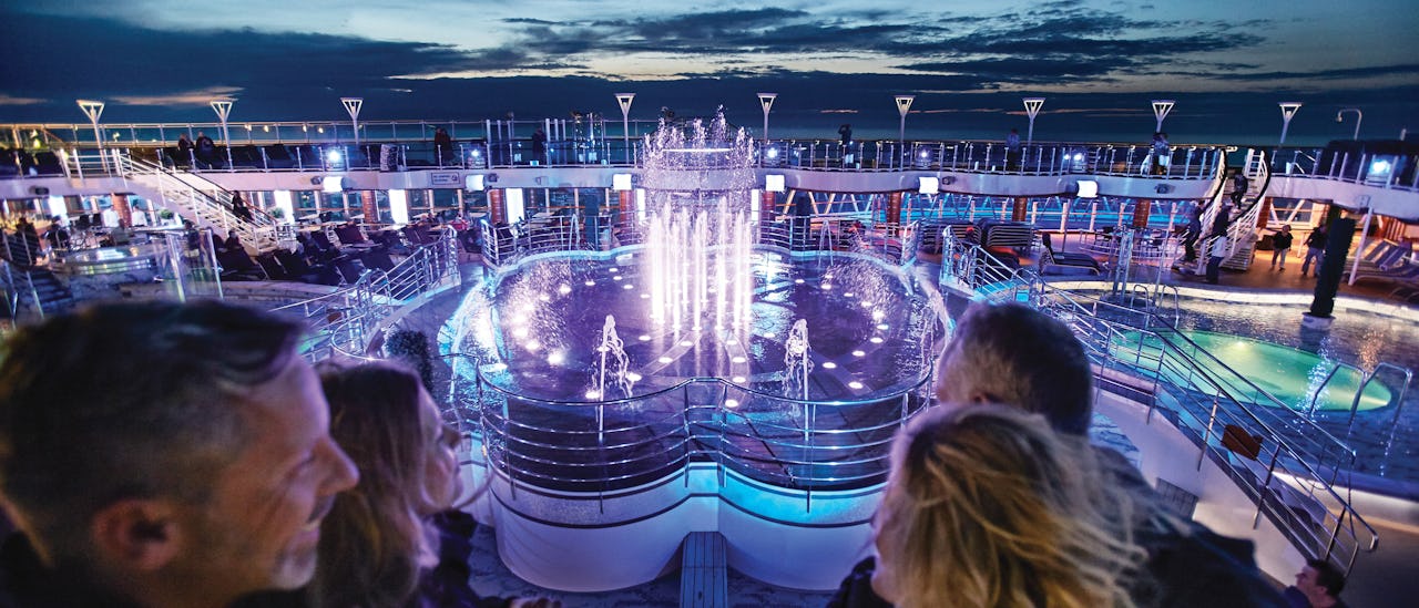 En sprakande vattenshow uppe på pooldäck koreograferad med färg och musik