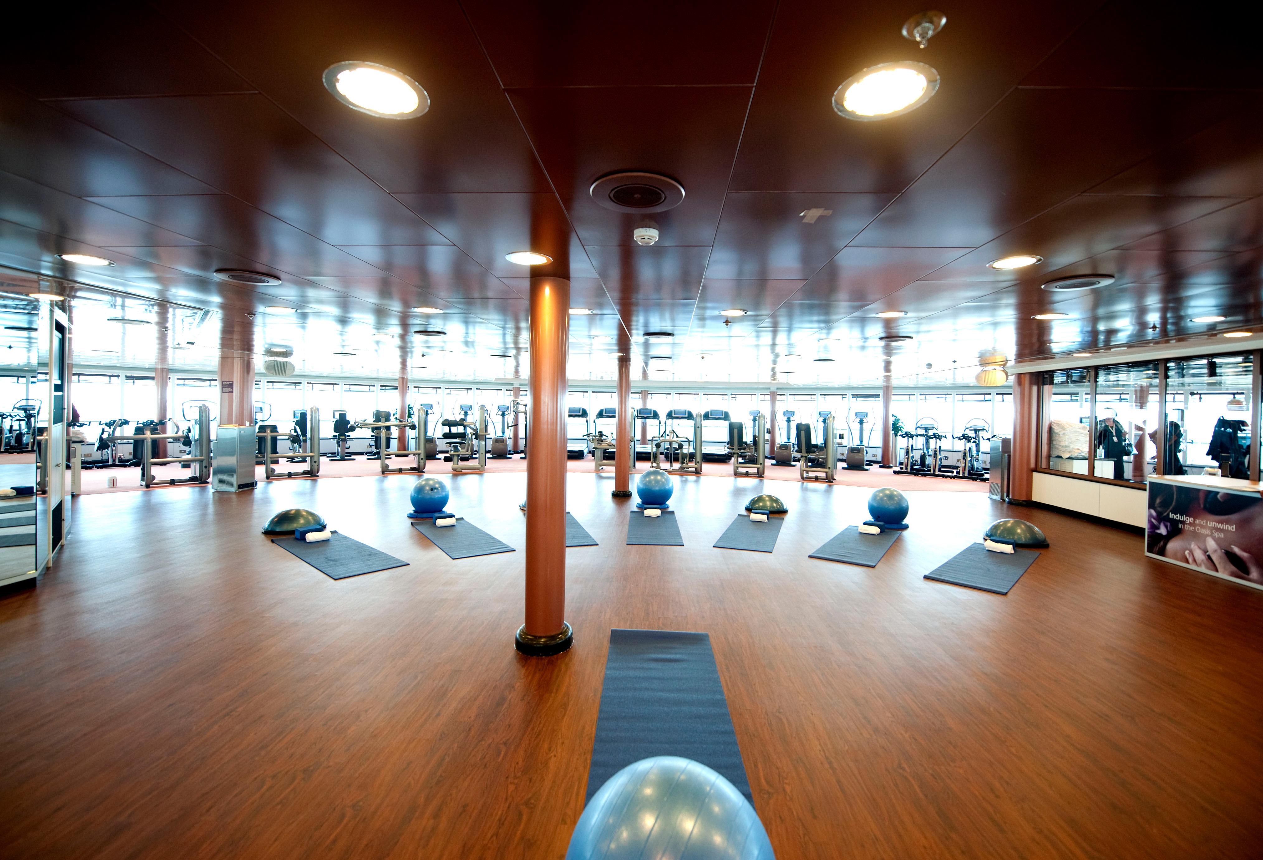 Träna med havsutsikt på ett välutrustat gym