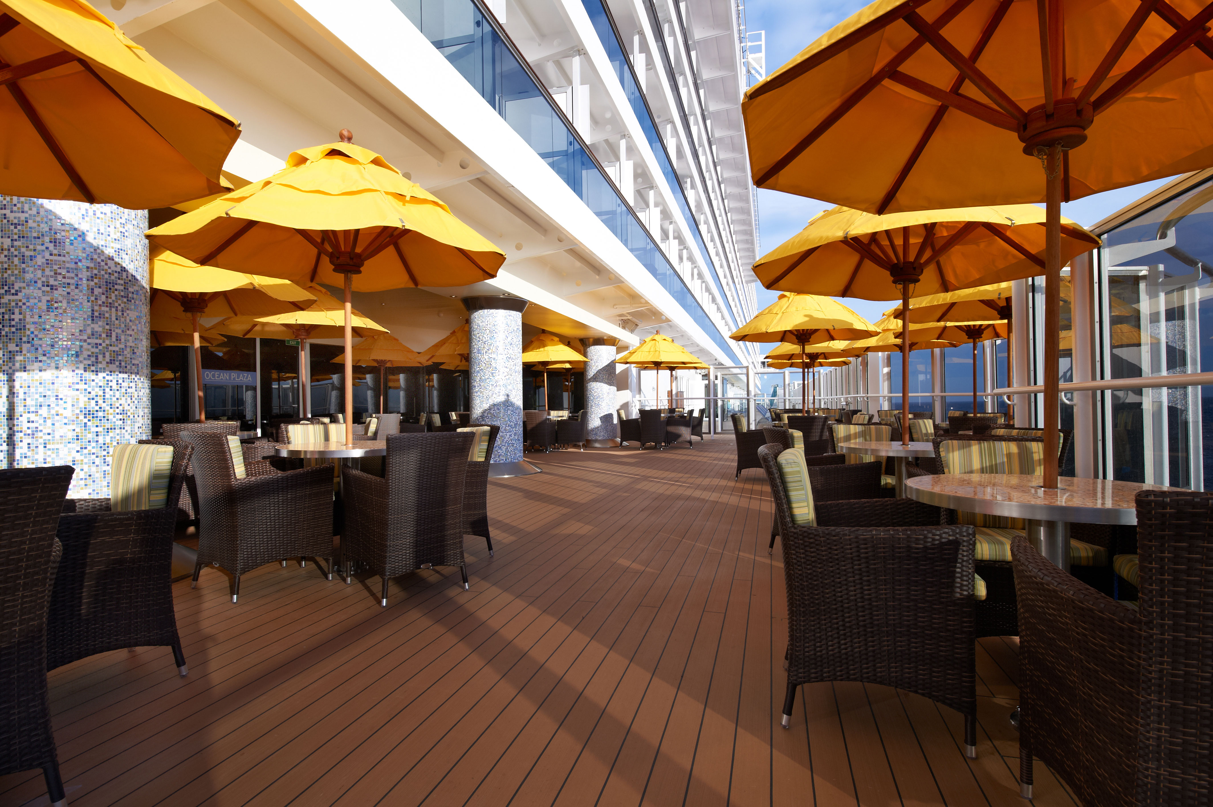 Fläktande måltider på uteserveringen