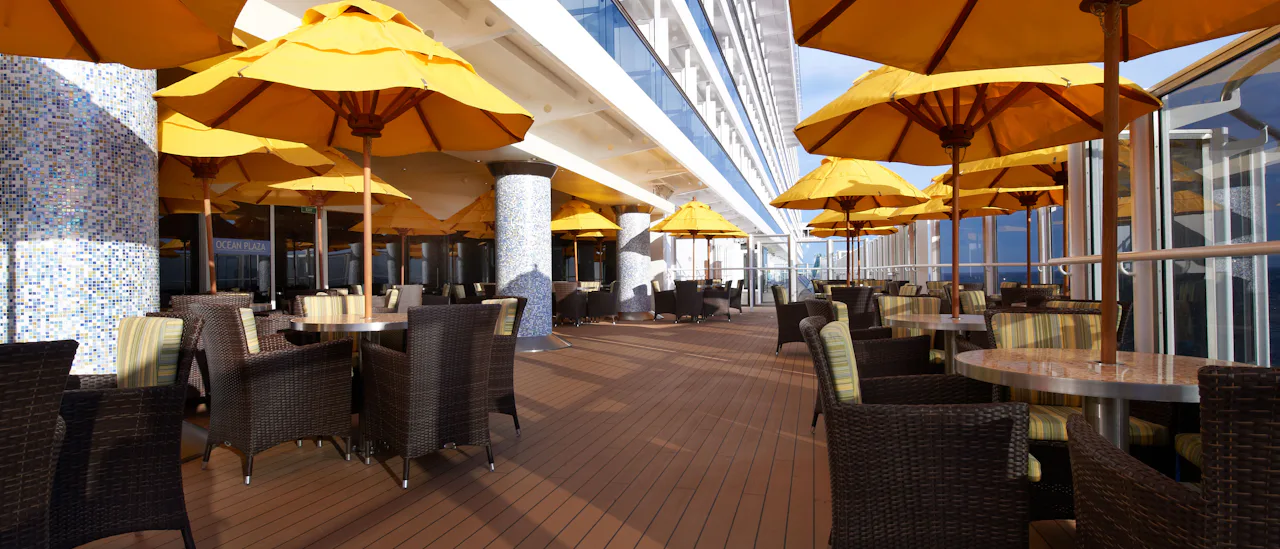 Fläktande måltider på uteserveringen