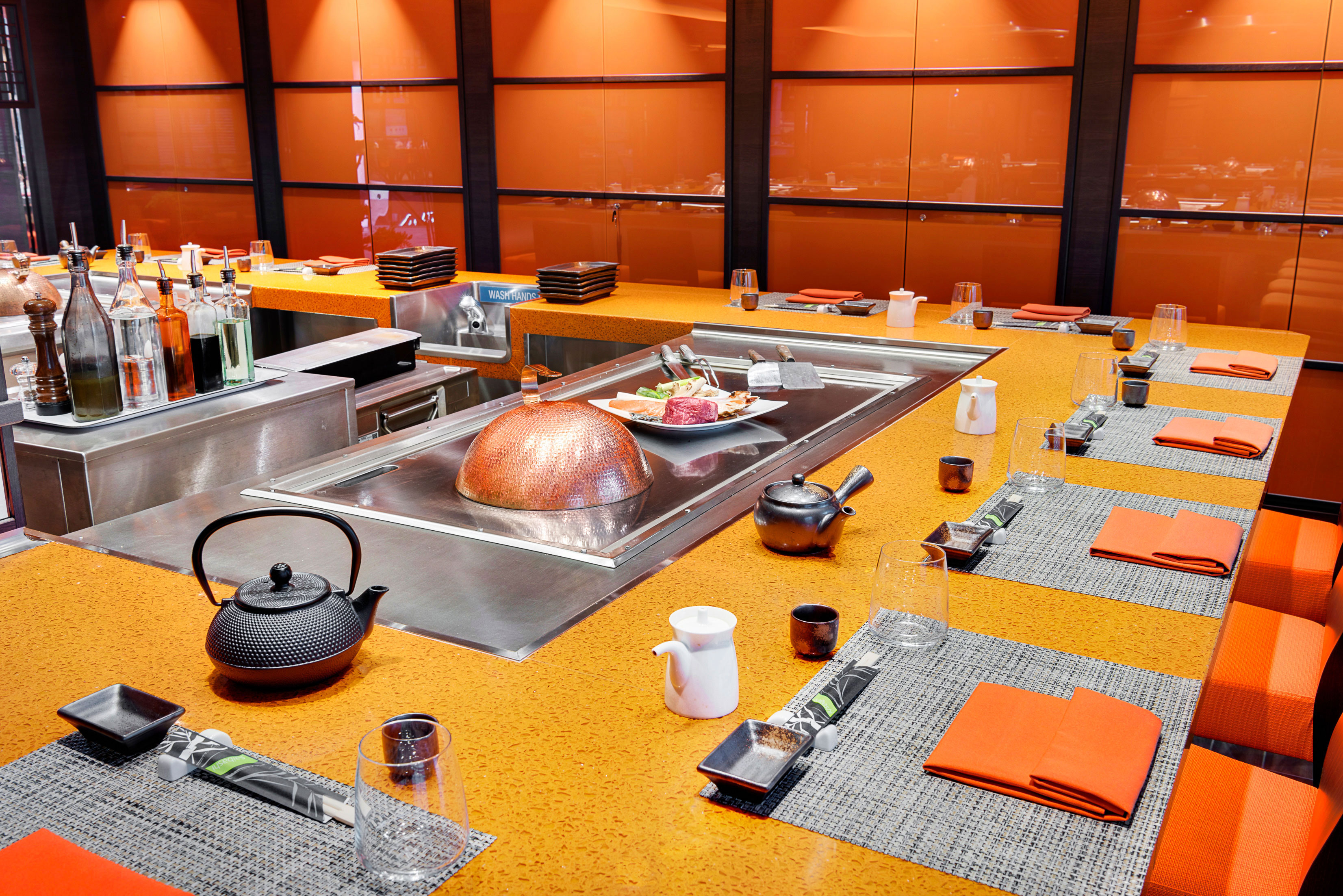 Sushi- och teppanyaki-restaurangen Kaito - mot extra kostnad.