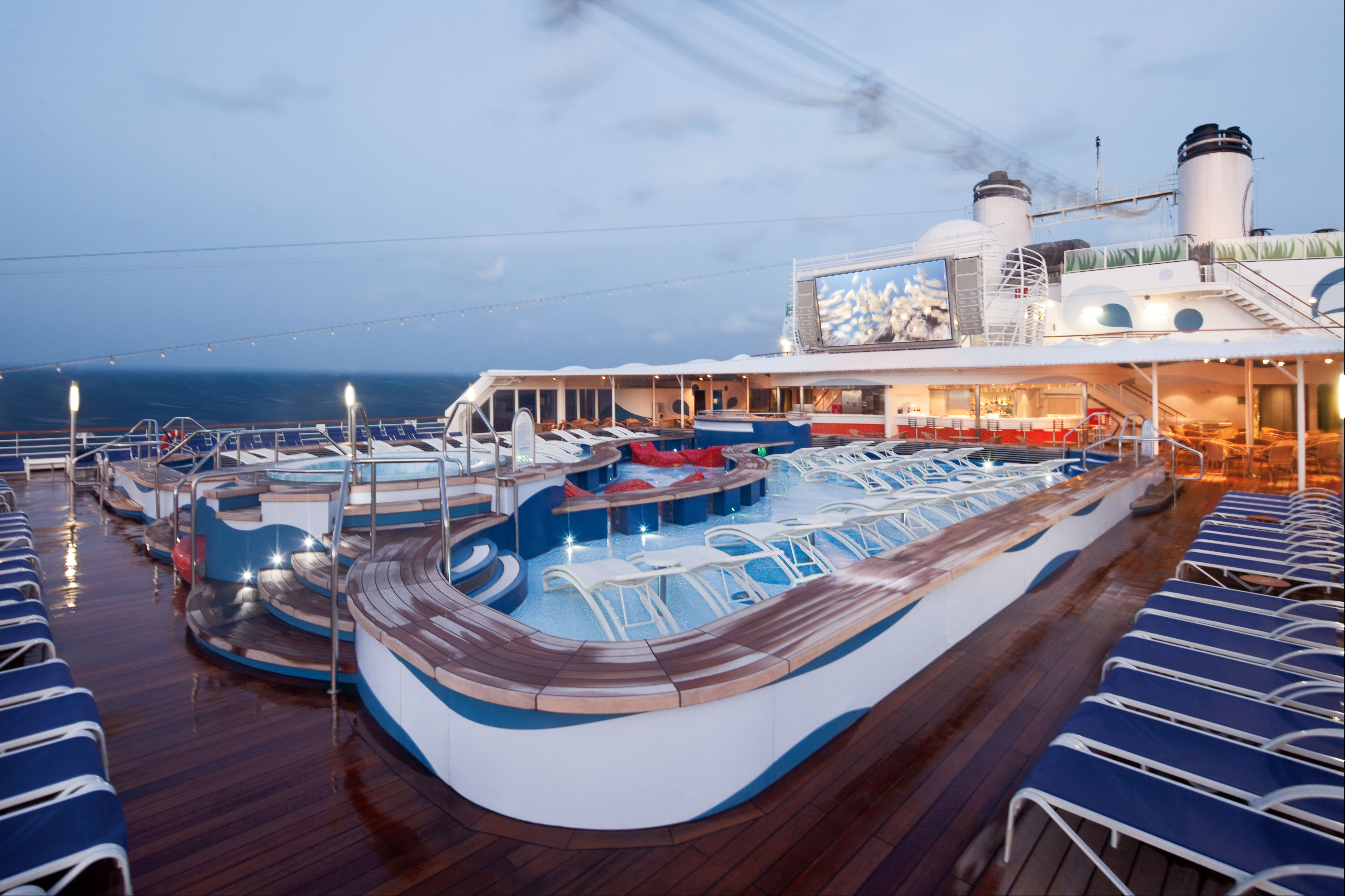 Lugna poolen längst bak