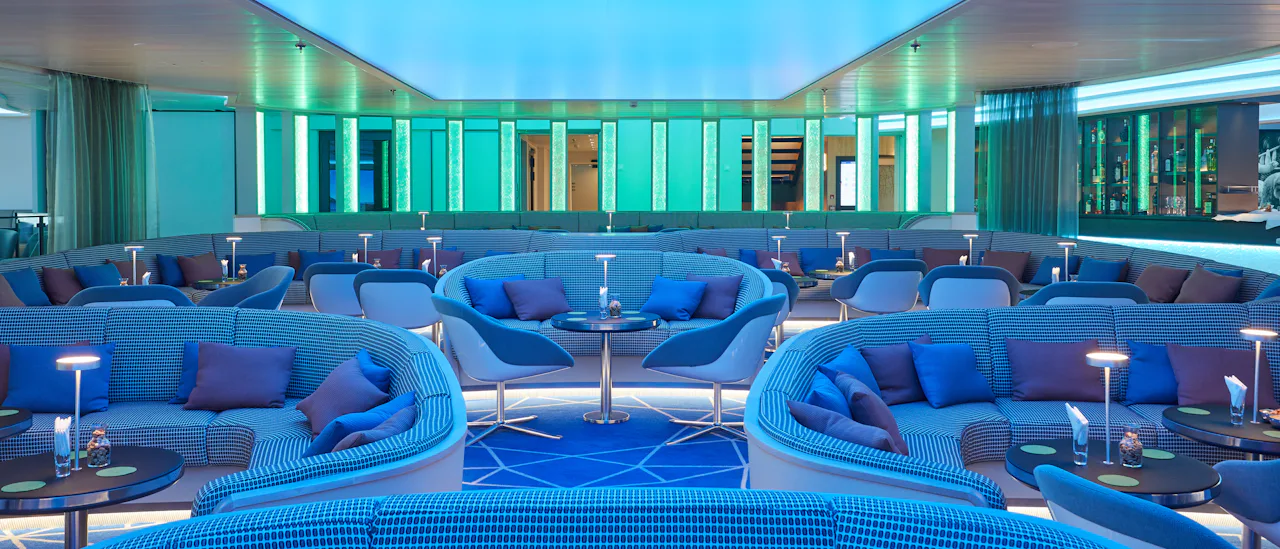 Föreläsningar, genomgångar och andra berikningsaktiviteter hålls i HanseAtrium, fartygets sociala nav