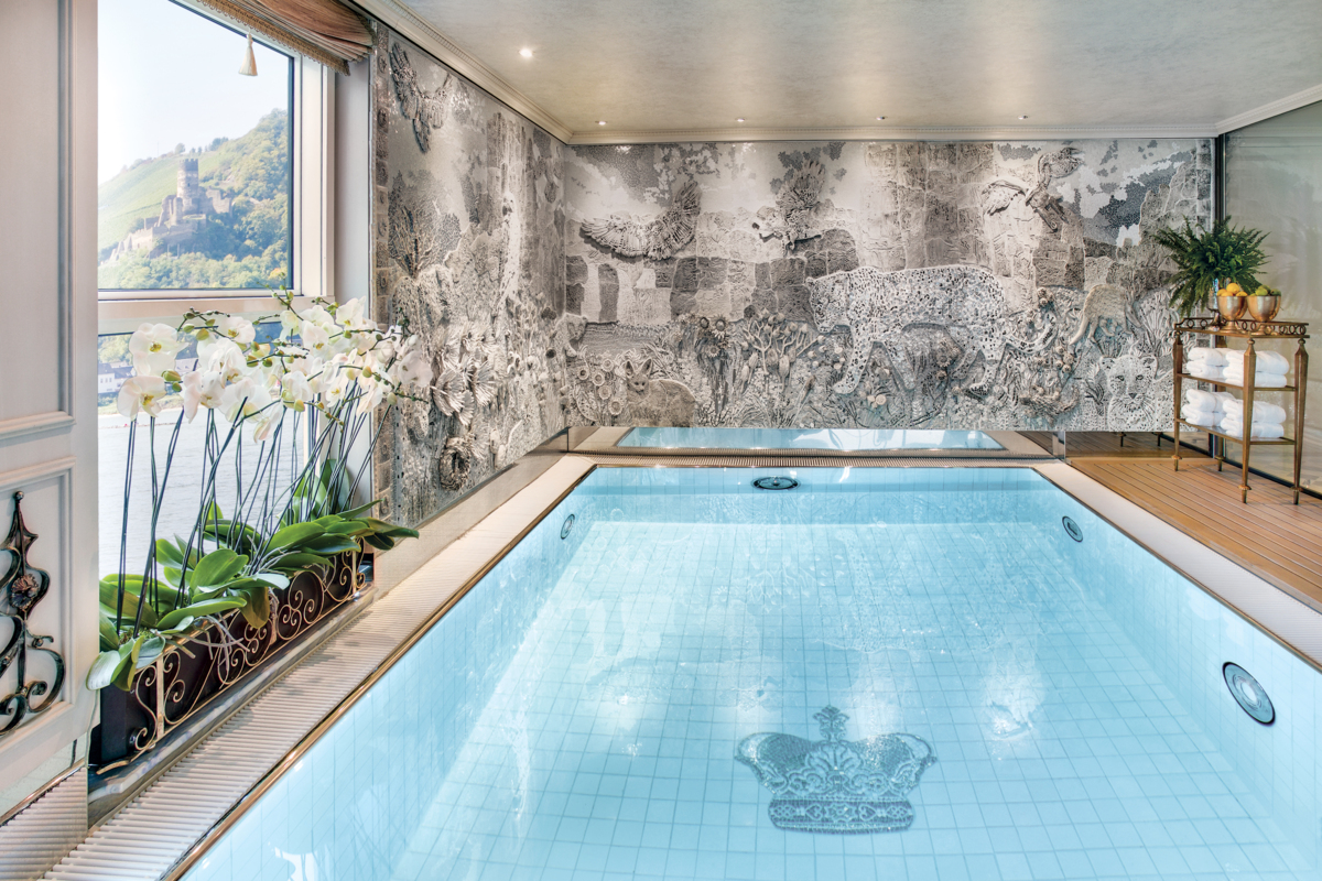 Ta en simtur i den uppvärmda poolen.