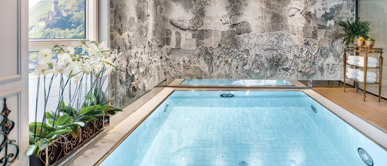 Ta en simtur i den uppvärmda poolen.