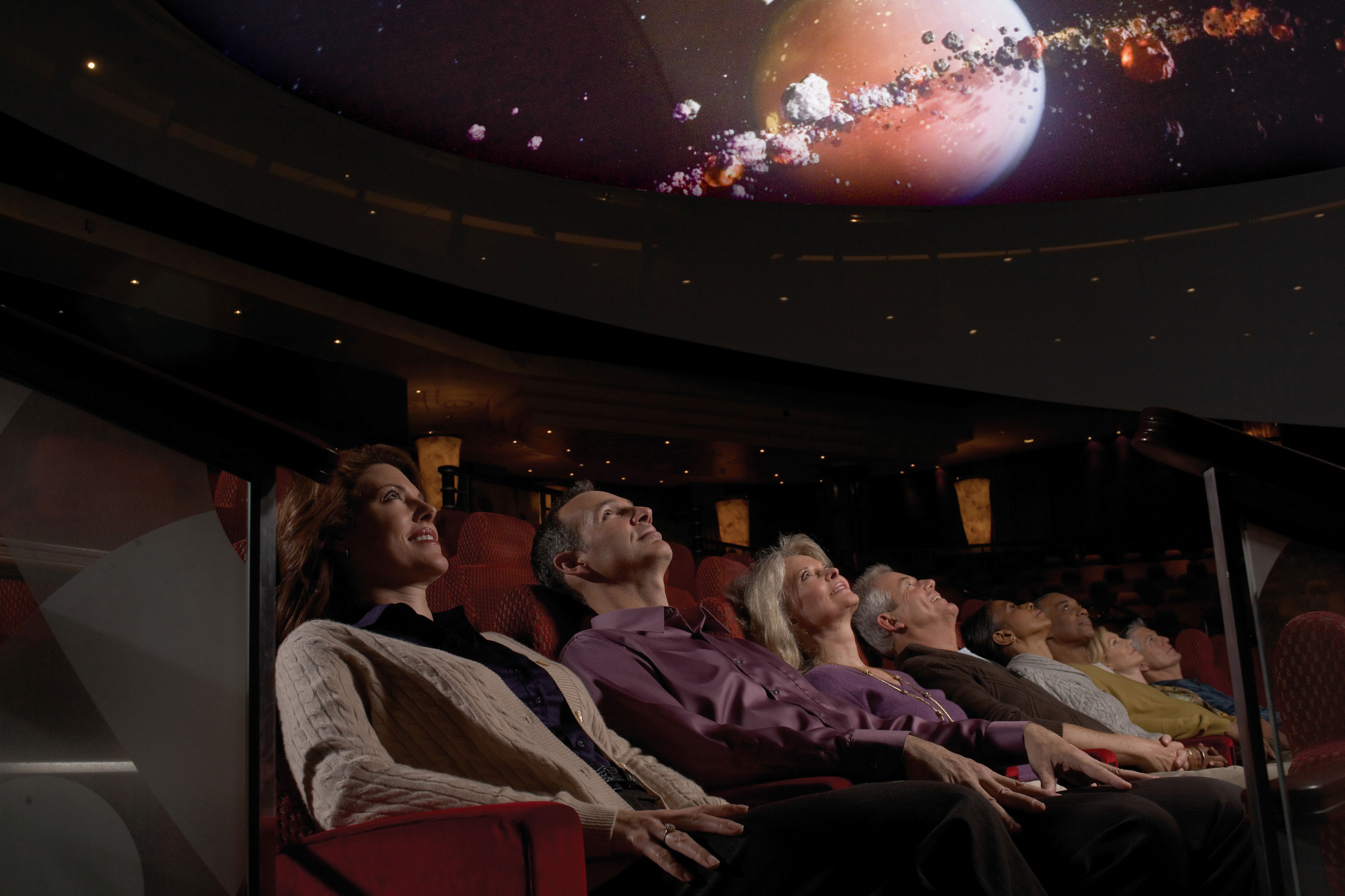 Resa genom rymden i Queen Mary 2:s planetarium