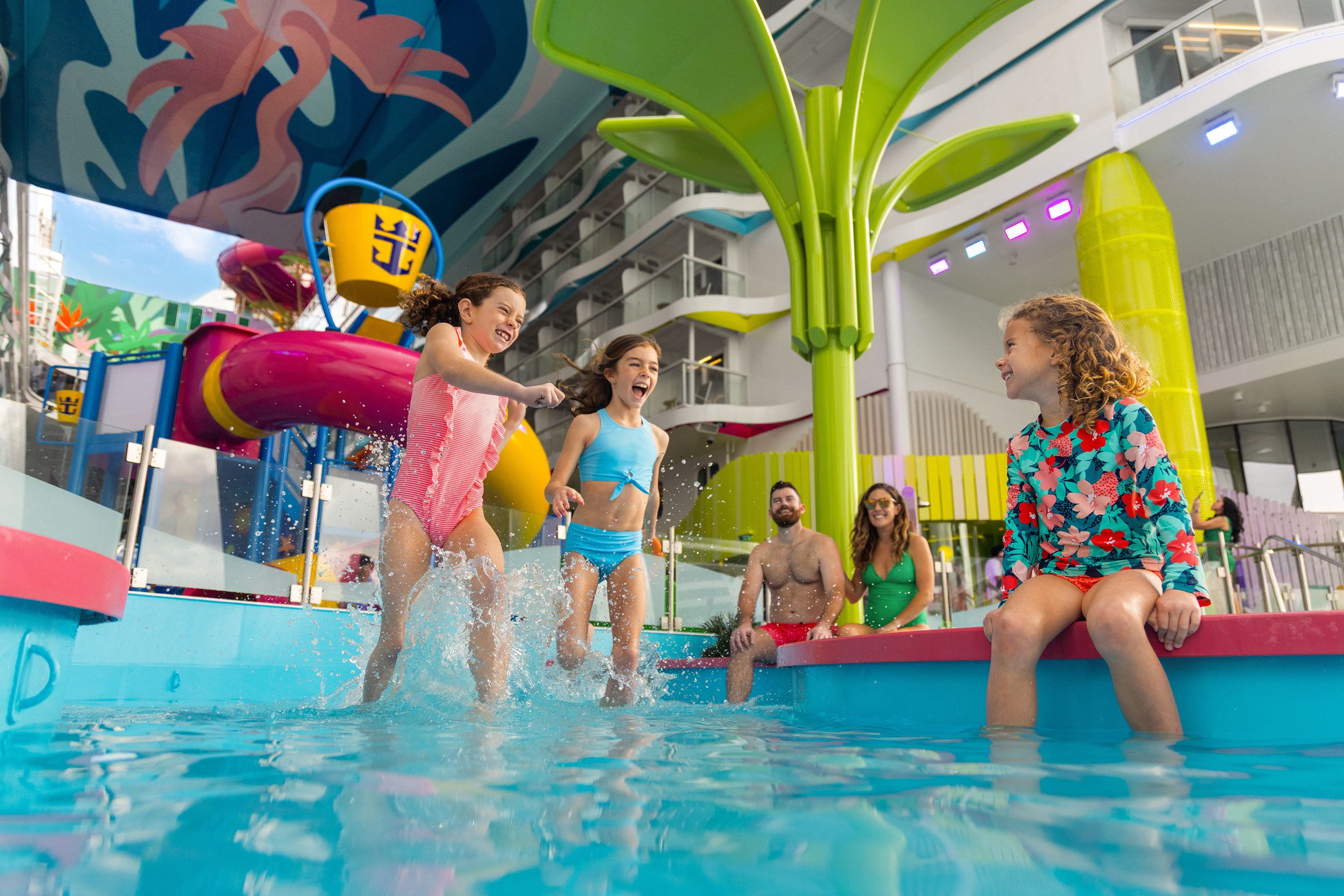 Familjer kommer att ha kul på Surfside där Splashaway Bay och Baby Bay . här finns karusell, pooler, spel och barnklubbar