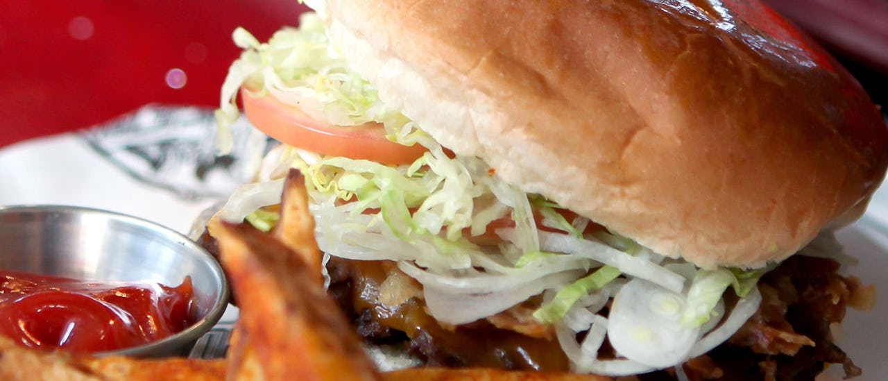 En av de sju havens bästa burgare på Guys Burger Joint