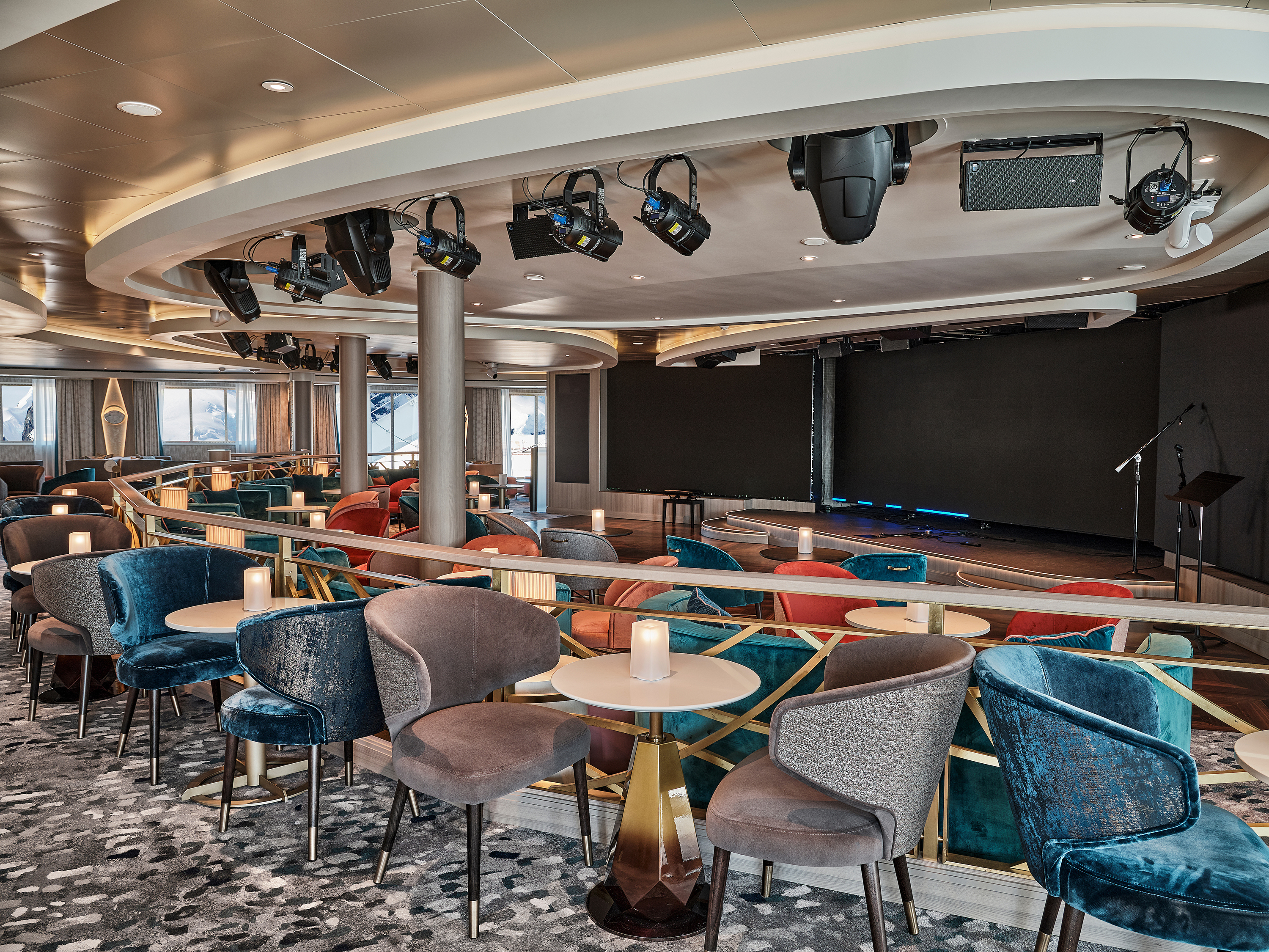 Explorer Lounge fungerar som den centrala platsen för att koordinera utflykter i land