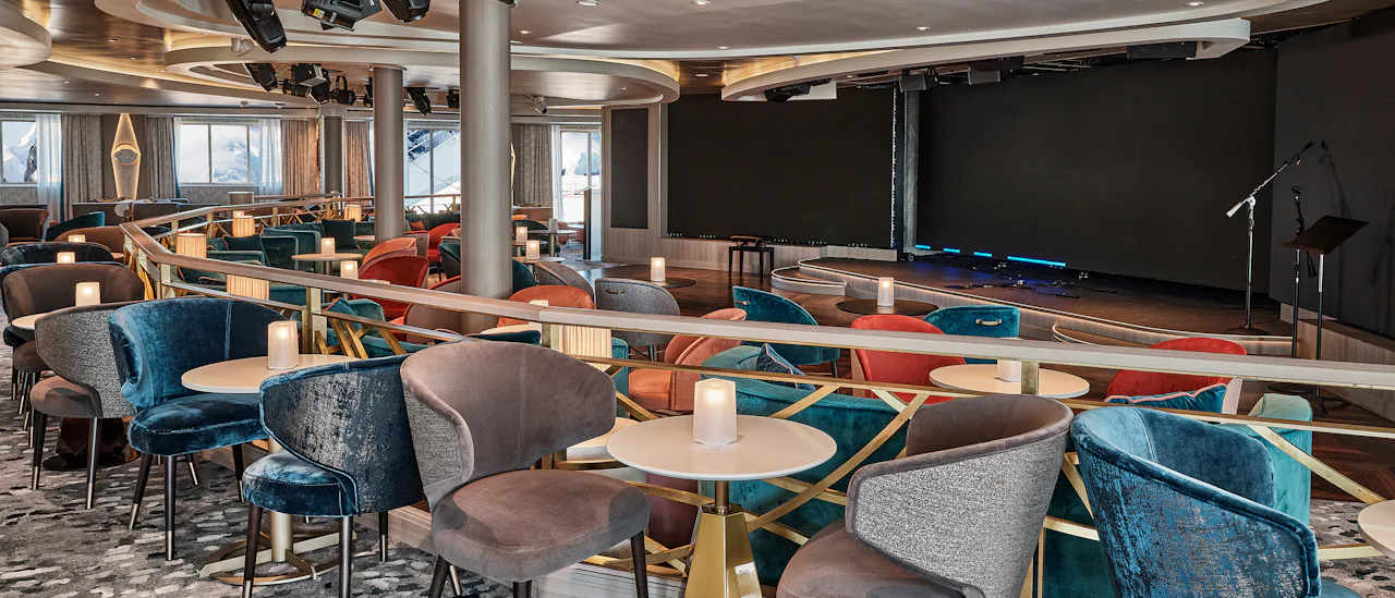 Explorer Lounge fungerar som den centrala platsen för att koordinera utflykter i land