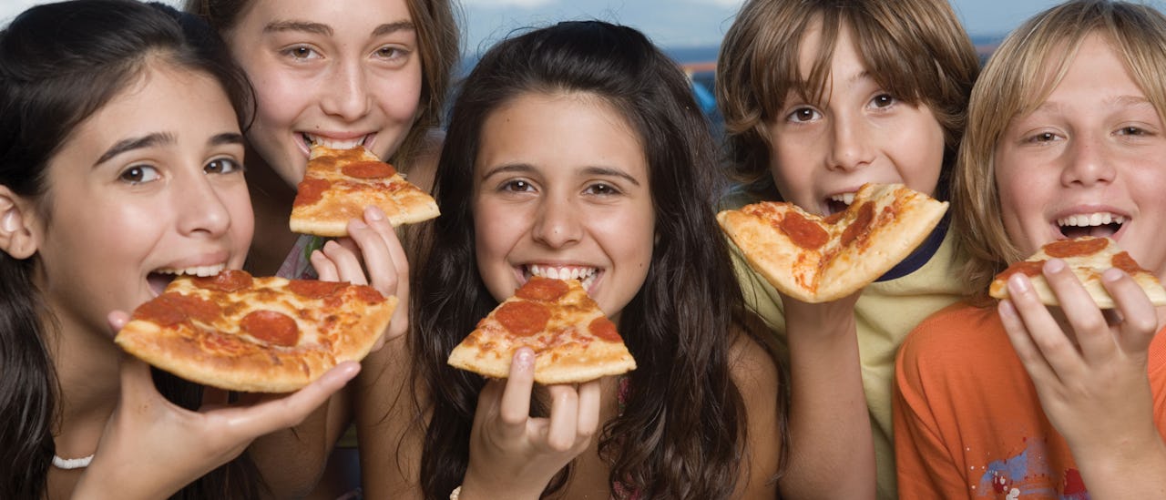 Stanna till för en pizza vid poolen