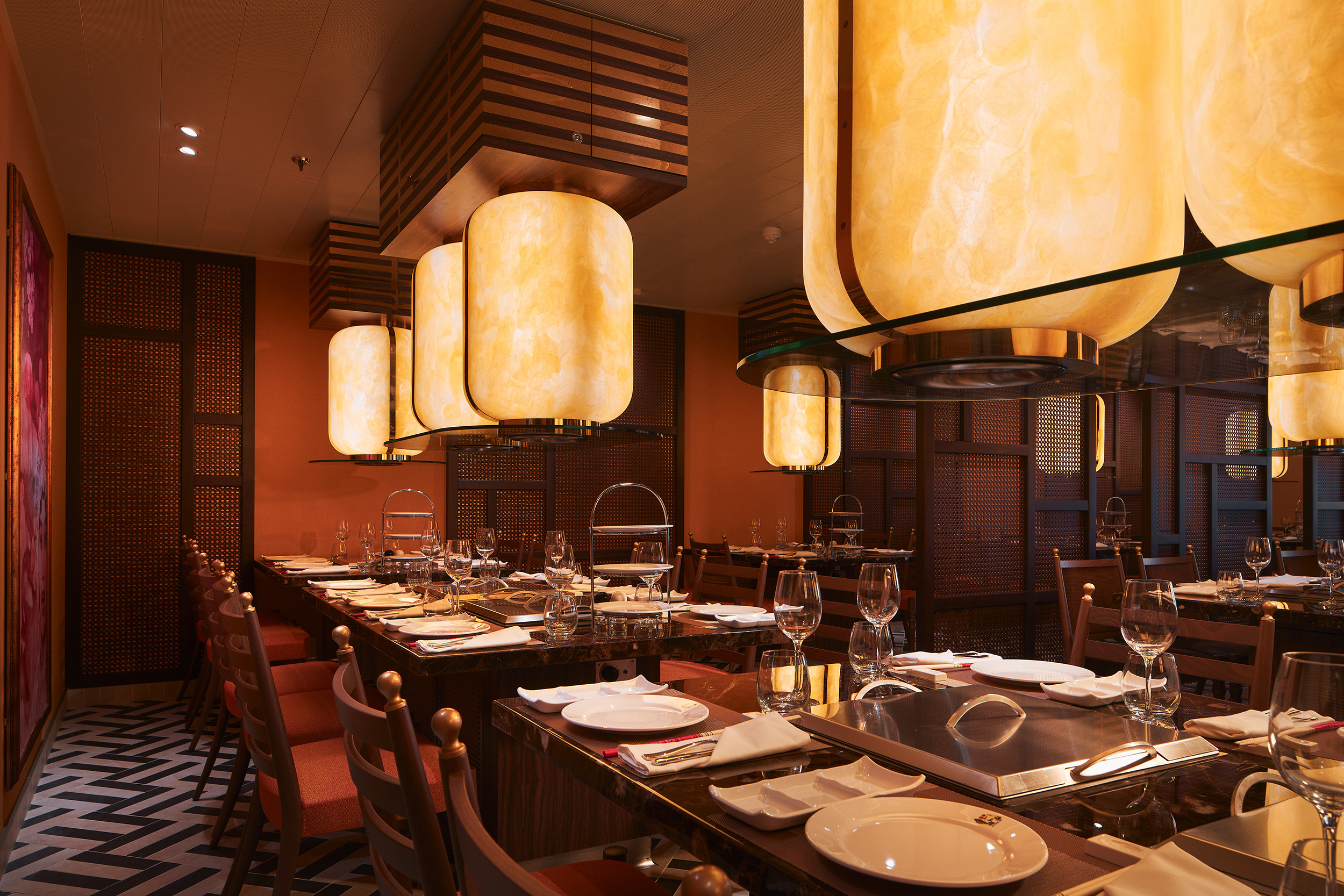 Bli kock för en kväll, laga kött, fisk eller grönsaker till en typisk kinesisk buljong på Hot Pot!