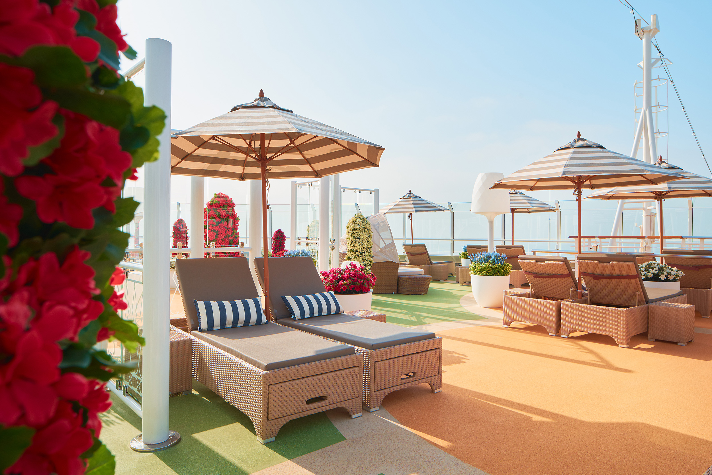 Koppla av på solstolar, beställ en cocktail och känn dig som på en strand i Versilia i Solarium Versilia