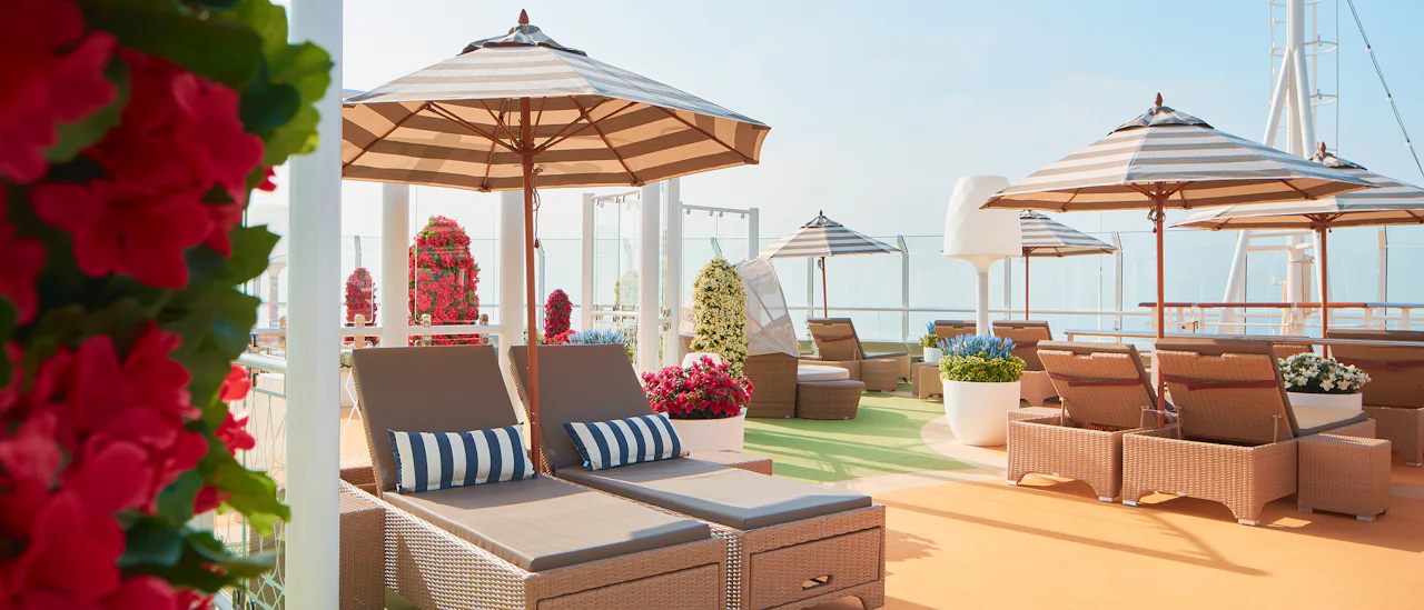 Koppla av på solstolar, beställ en cocktail och känn dig som på en strand i Versilia i Solarium Versilia