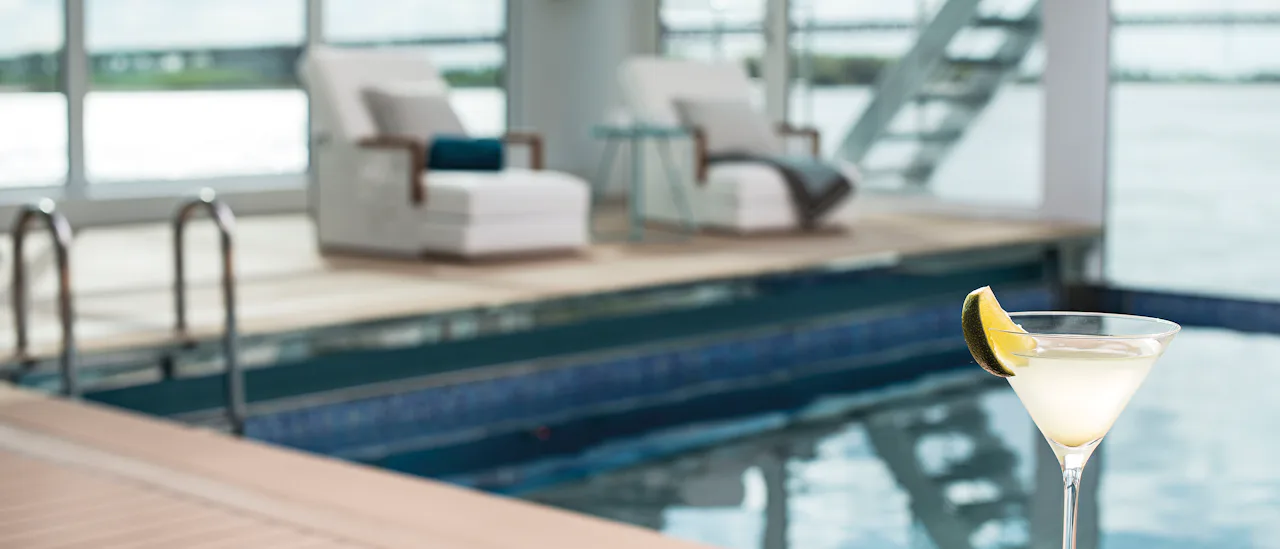 Poolen med infällbart tak