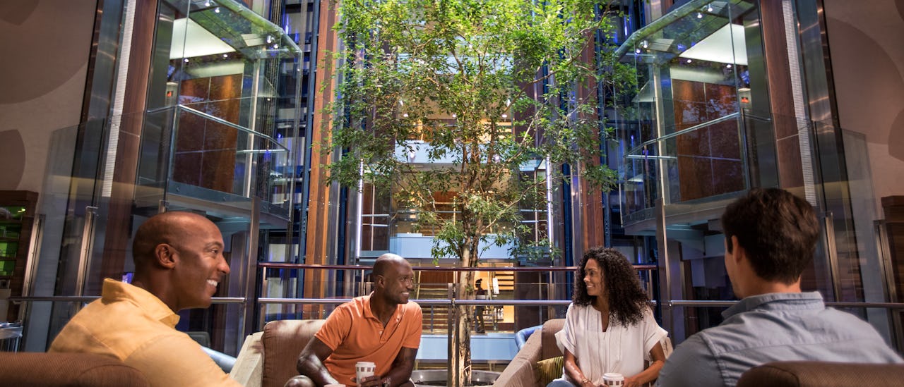 Utsikt över atriet med ett "hängande" träd