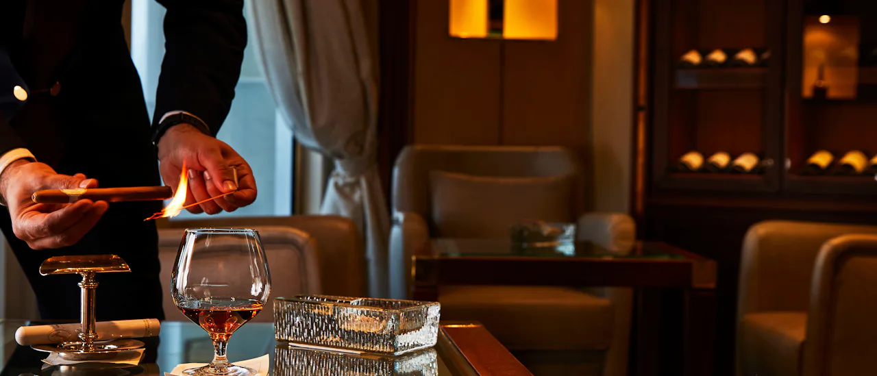 I Connoisseur's Corner kan du njuta av exceptionella cognacar och välja bland ett premiumurval av cigarrer för att köpa