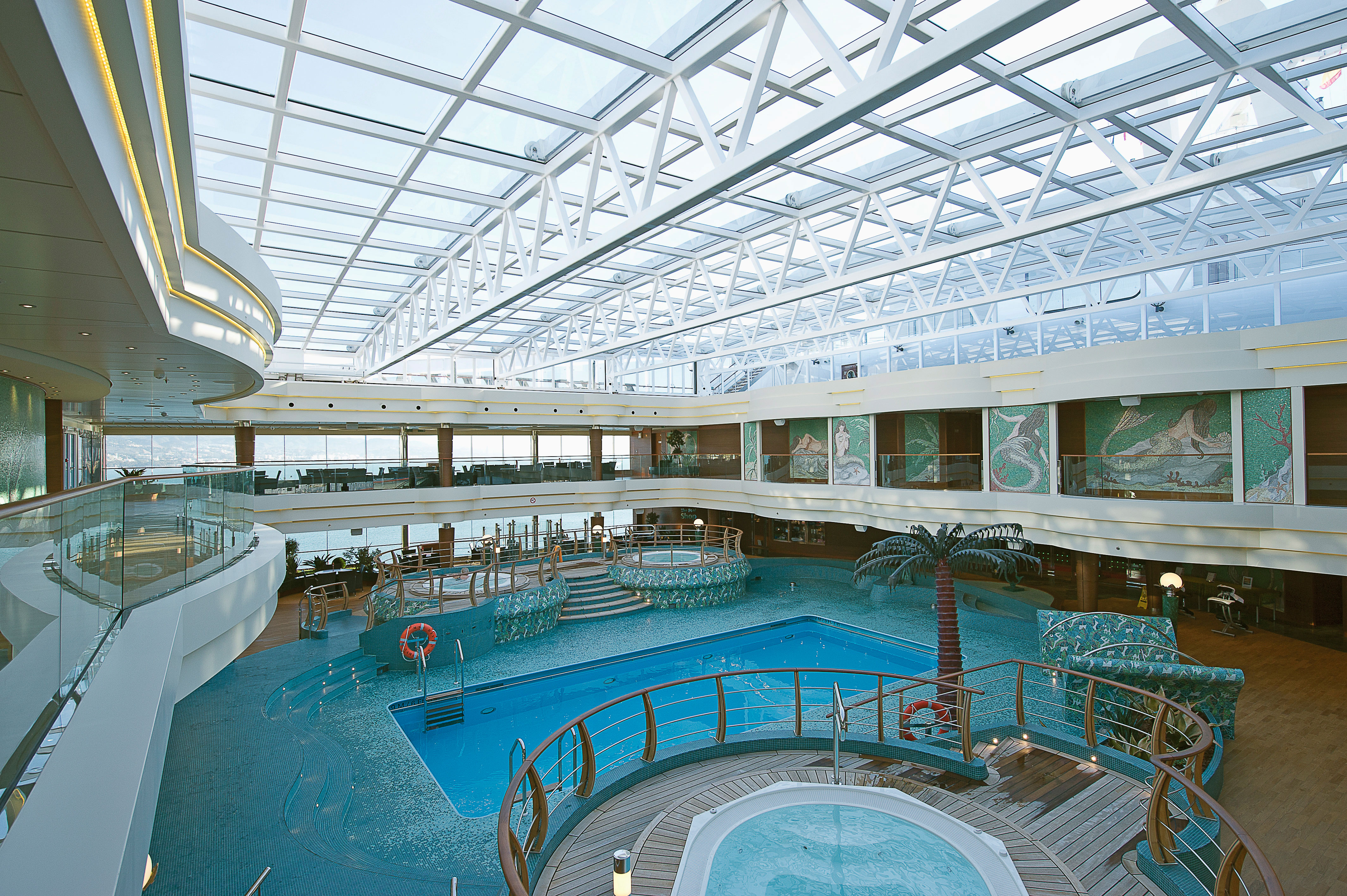 Pool med öppningsbart tak