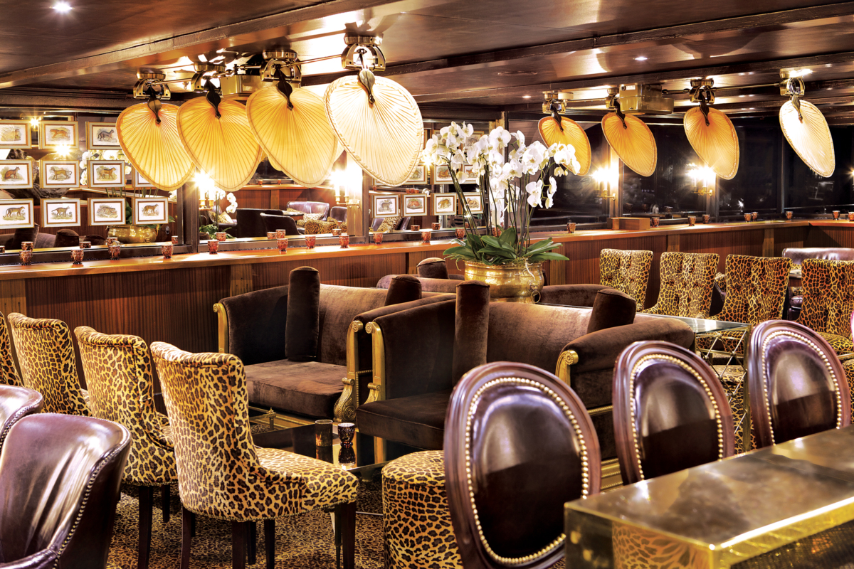 Njut av en drink på den stiliga Bar du Leopard