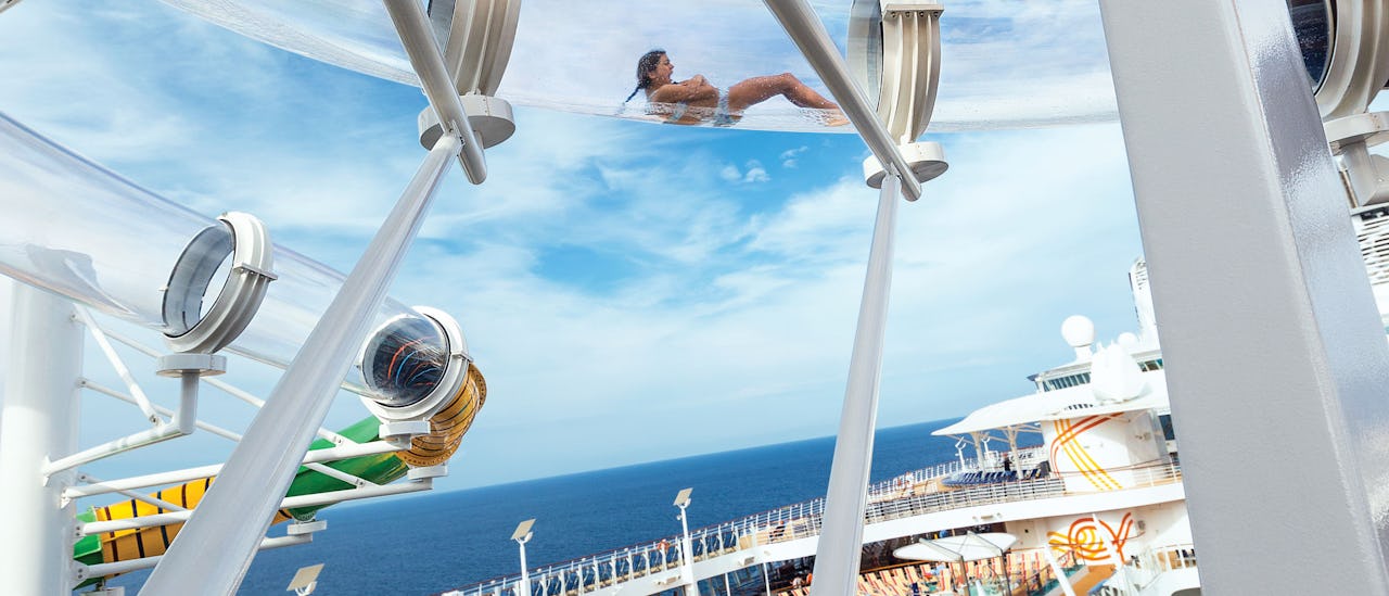 Perfect Storm – tre vattenrutschbanor som svävar högt över poolområdet och Central Park