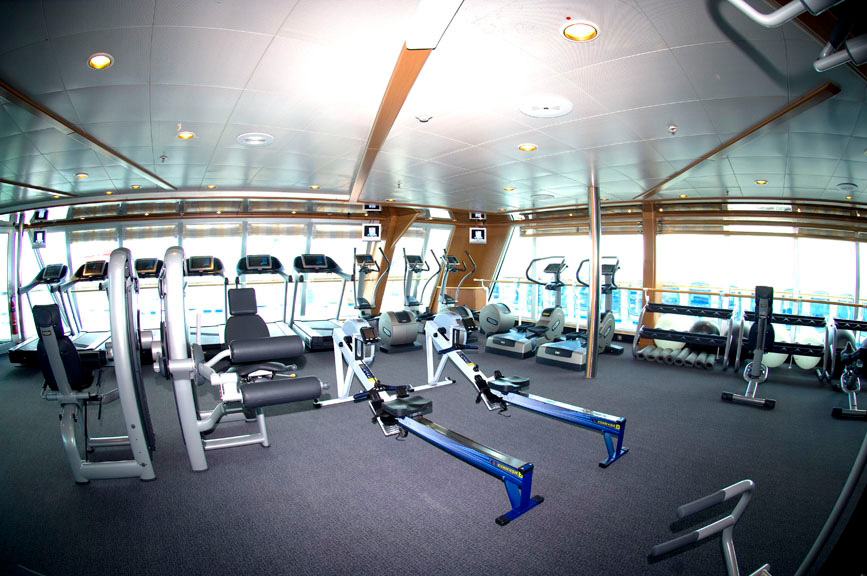 Träna med havsutsikt på ett välutrustat gym