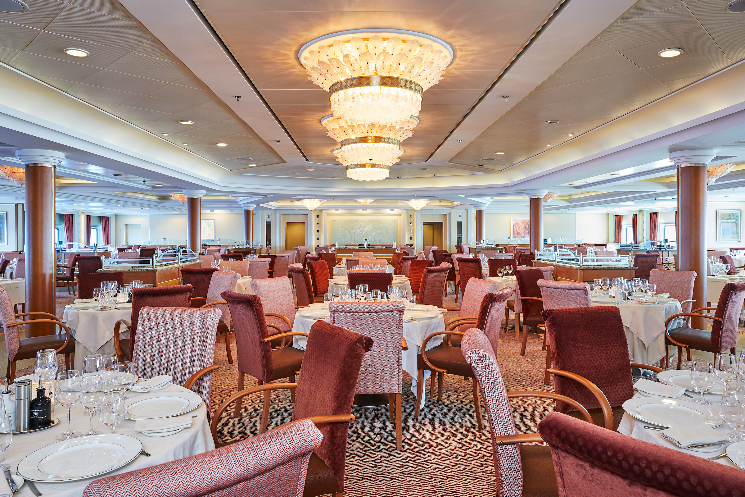 Njut av kontinentala och regionala specialiteter på The Restaurant