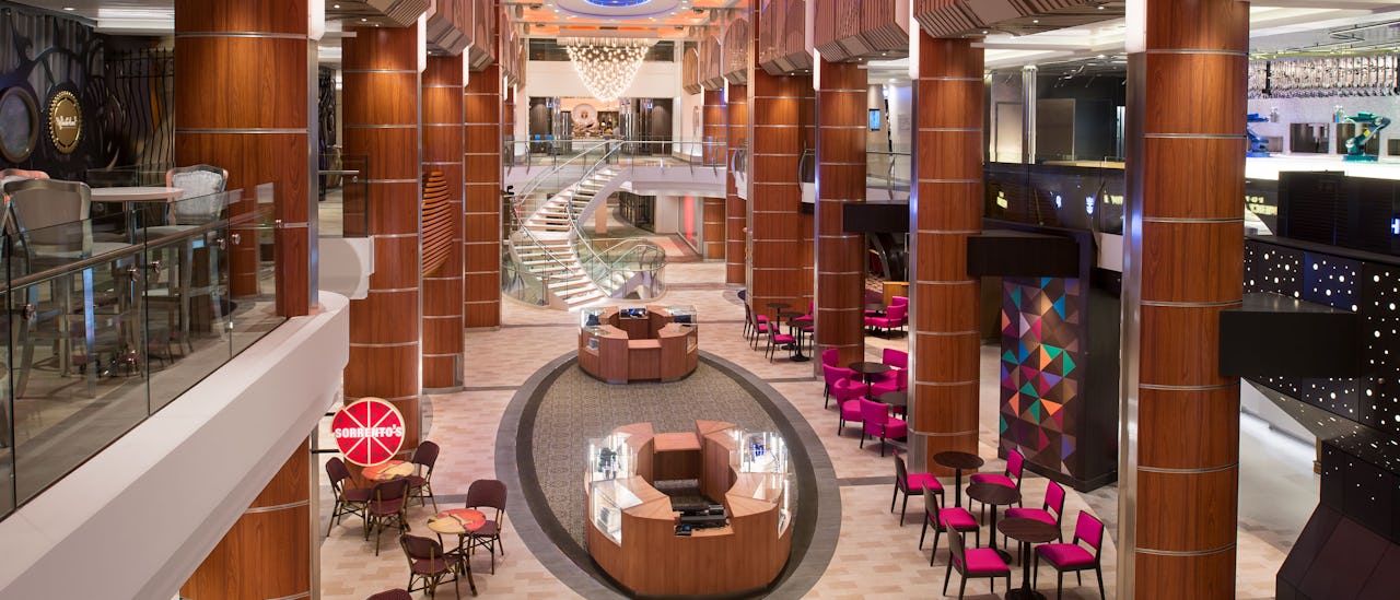 Strosa bland butiker, barer och restauranger på Royal Esplanade