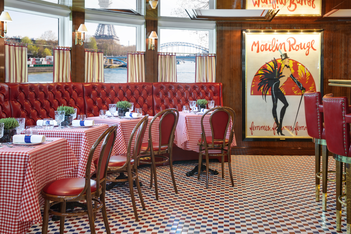 LE BISTROT - Fartygets alldeles egna "trottoarcafé" i parisisk stil serverar klassiska franska rätter