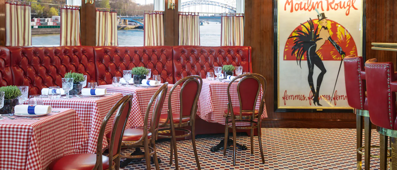 LE BISTROT - Fartygets alldeles egna "trottoarcafé" i parisisk stil serverar klassiska franska rätter