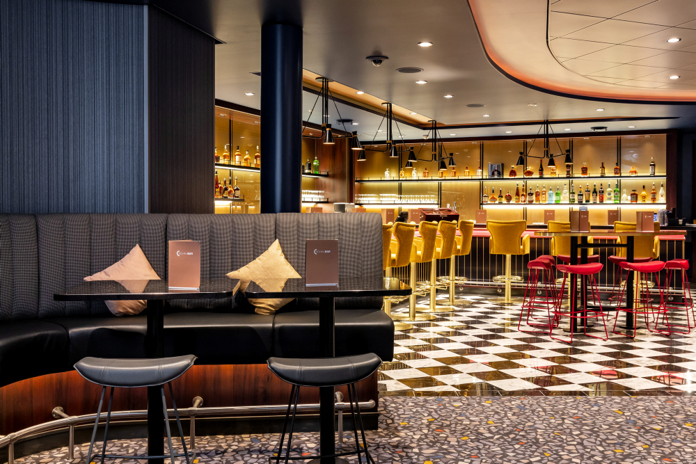 I Schau Bar kan du njuta av live musik på vissa kvällar