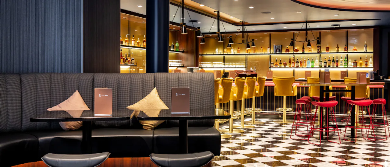 I Schau Bar kan du njuta av live musik på vissa kvällar