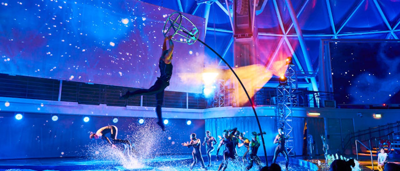 Hårresande akrobatik ner i havets djupaste pool!