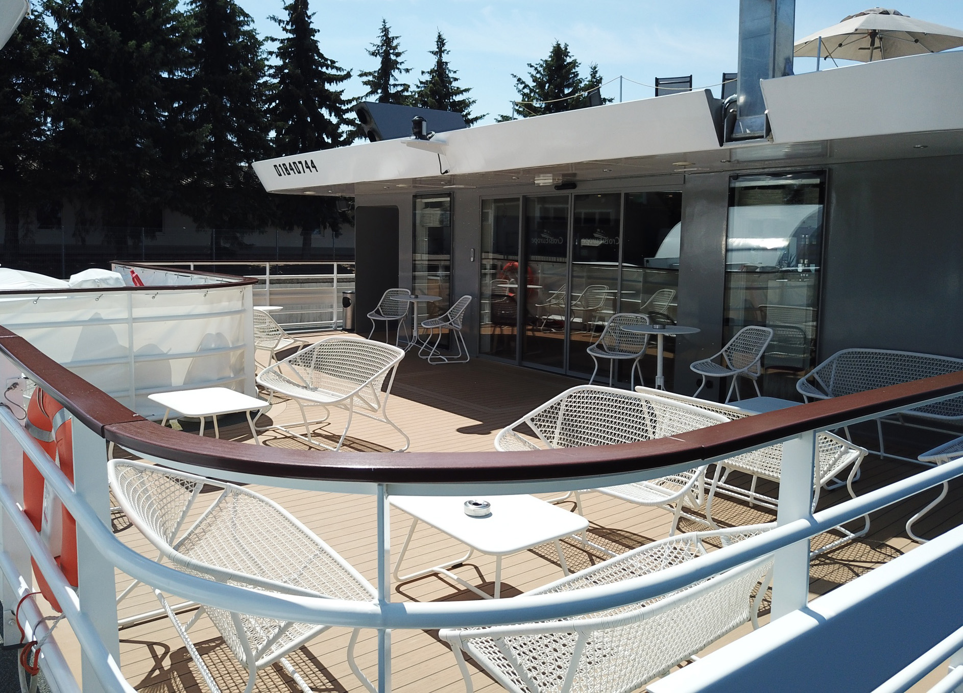 Located at the back of the ship, you can easily meet friends, relax enjoying the view.