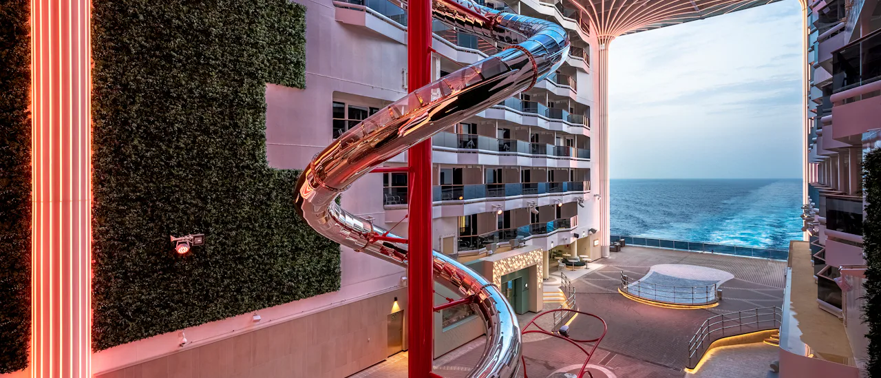 The Spiral som är en 11-däcks toppmodern rutschkana gjord av rostfritt är strandpromenadens centrum