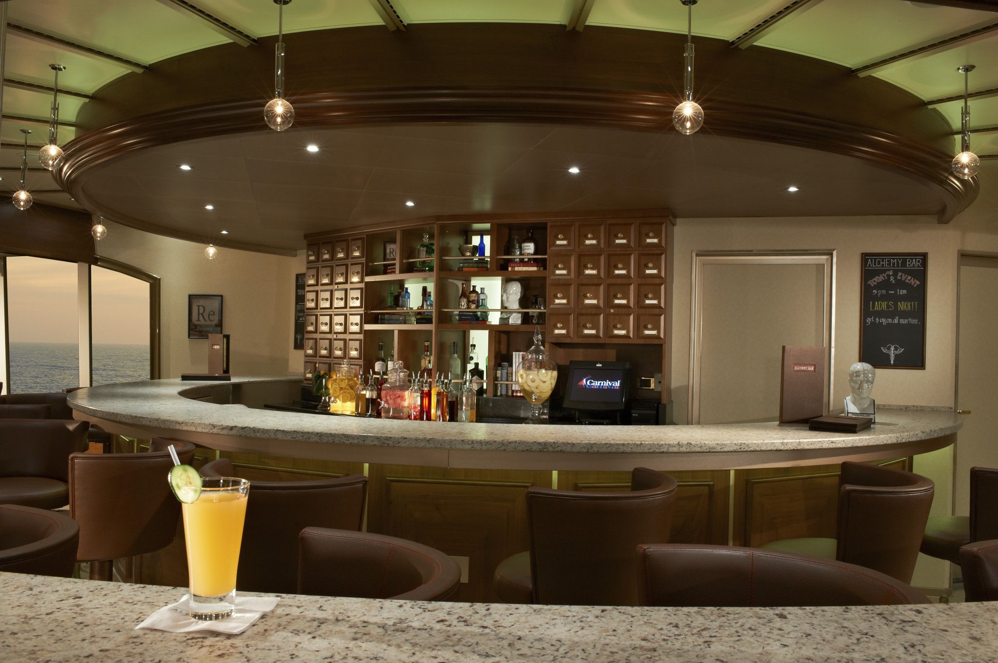 Prova en unik cocktail skräddarsydd av mixmästarna på Alchemy Bar!