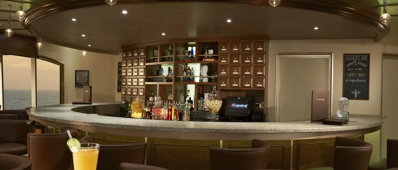 Prova en unik cocktail skräddarsydd av mixmästarna på Alchemy Bar!