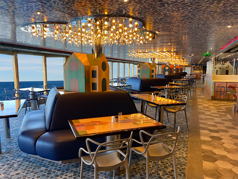 Lido Marketplace är en informell bufférestaurang med självbetjäning som erbjuder frukost-, lunch- och middag