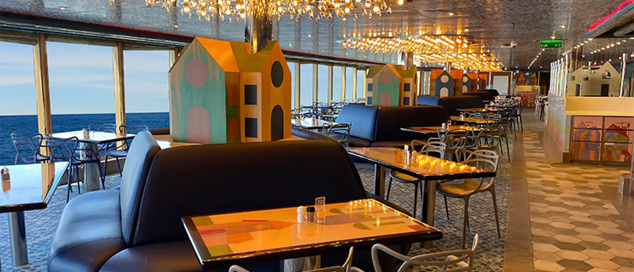 Lido Marketplace är en informell bufférestaurang med självbetjäning som erbjuder frukost-, lunch- och middag