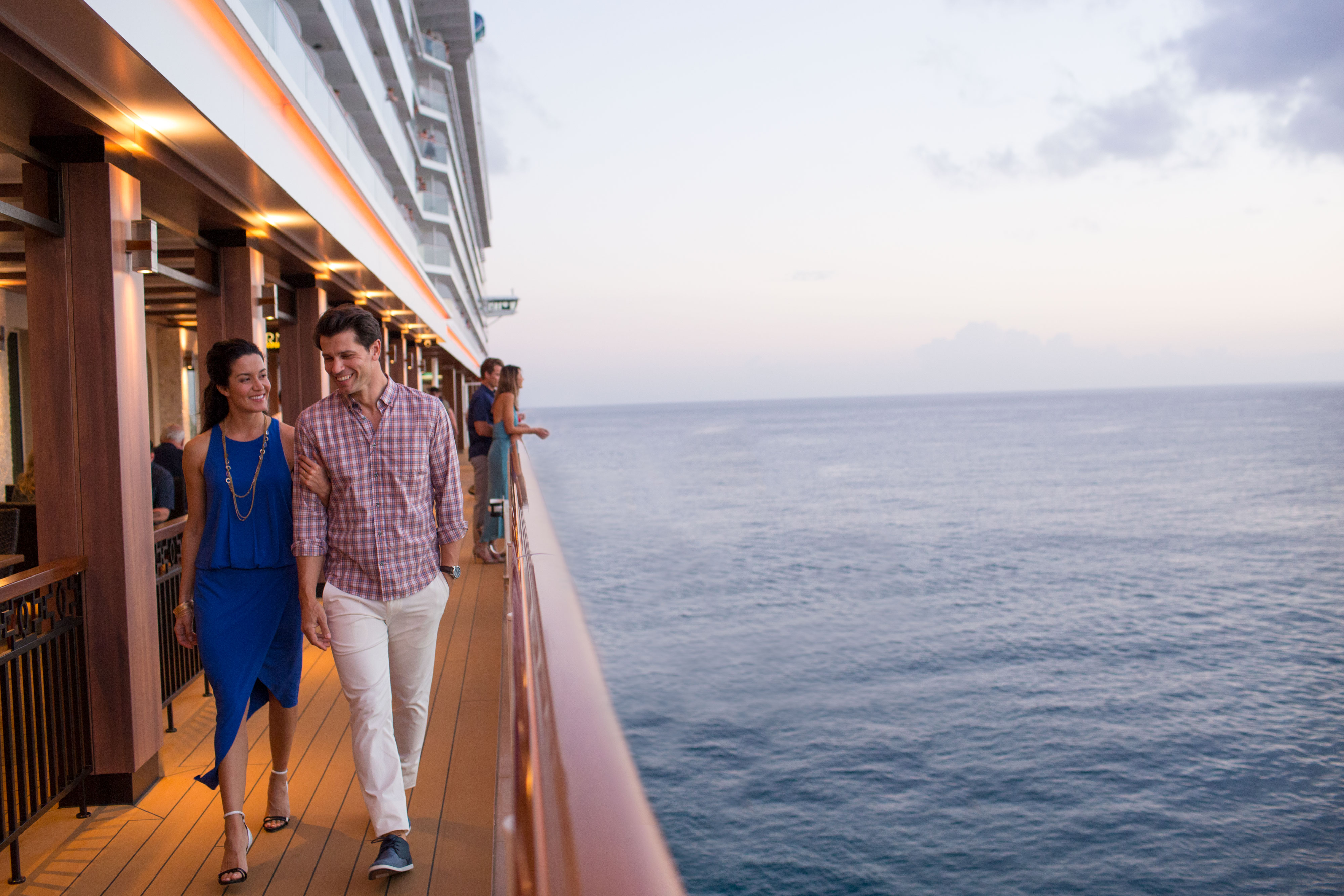 Häng på någon av Waterfronts många barer och uteserveringar