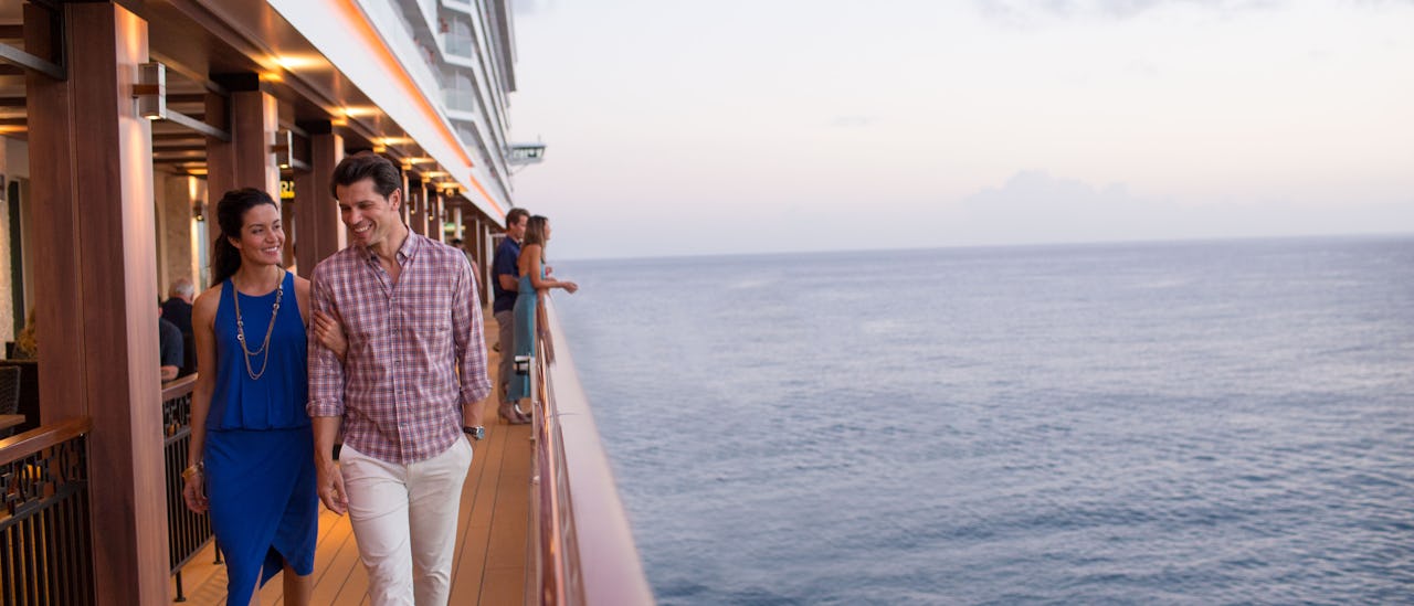 Häng på någon av Waterfronts många barer och uteserveringar