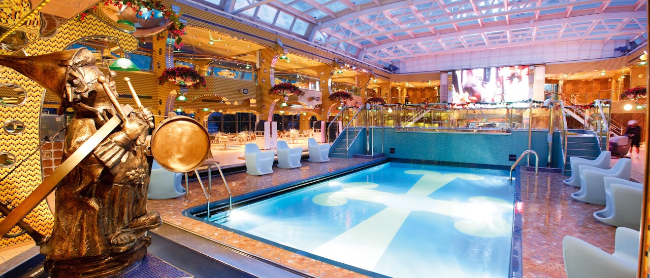 Inomhuspoolen med öppningsbart tak.