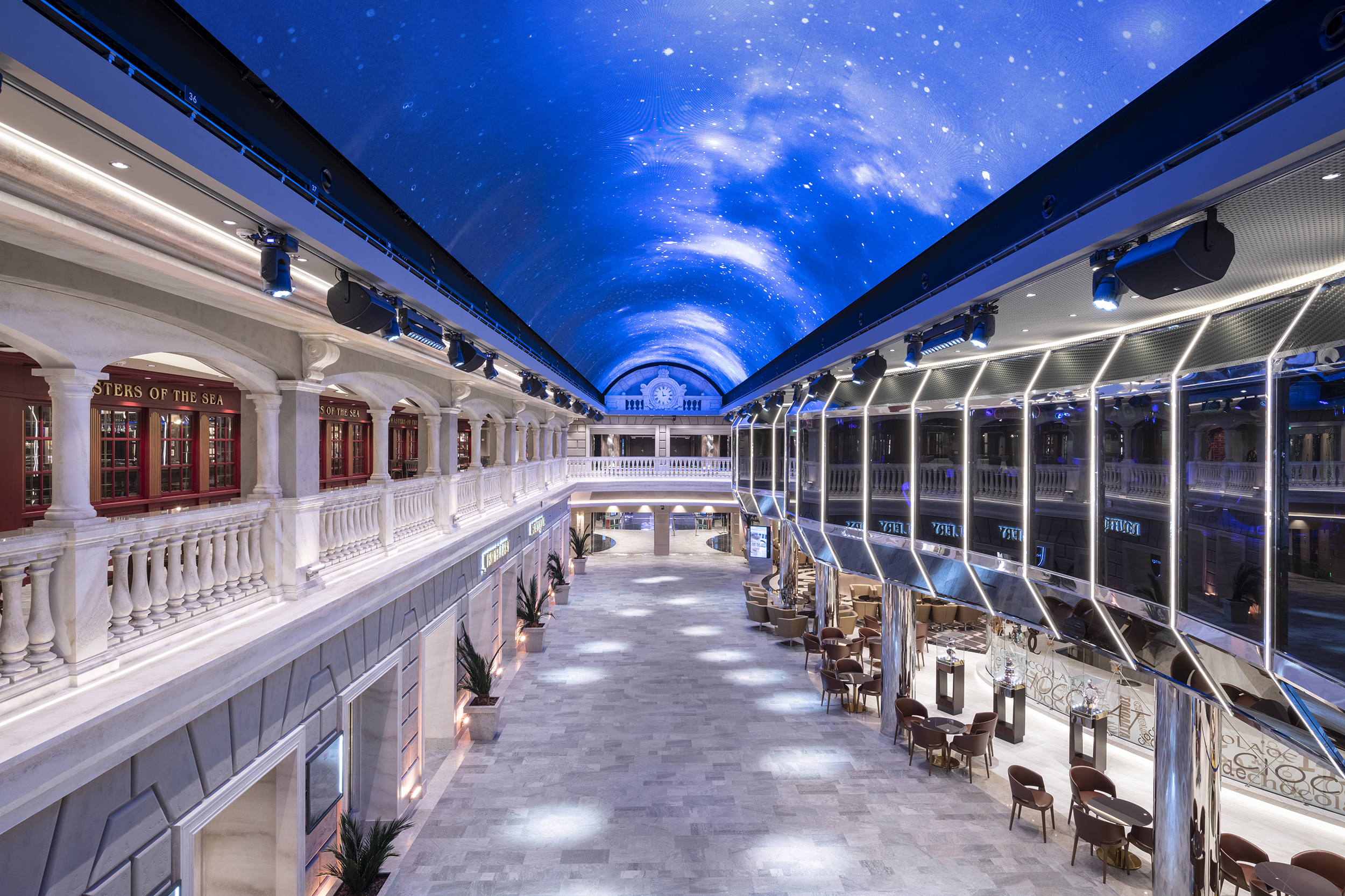 Den 96 m långa promenadgatan är fylld av butiker, barer och restauranger under en 480 kvm stor LED-skärm