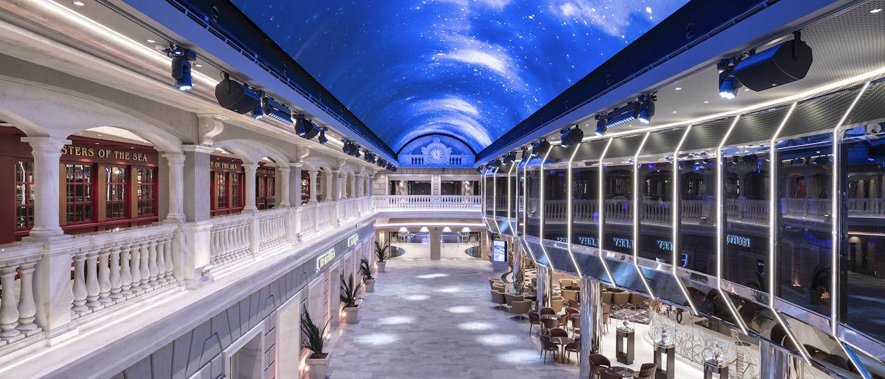 Den 96 m långa promenadgatan är fylld av butiker, barer och restauranger under en 480 kvm stor LED-skärm