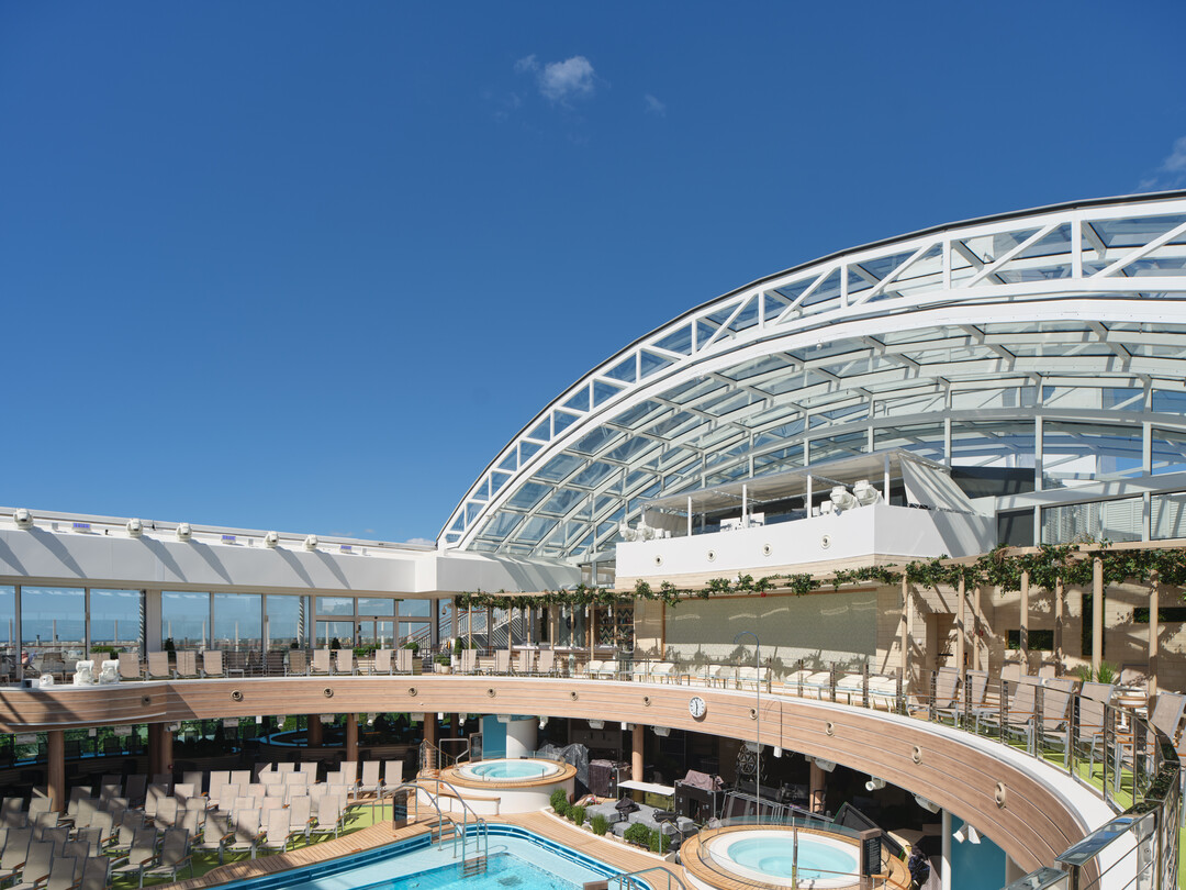 På dagen är SkyDome en avslappnad poolmiljö med restauranger och underhållning