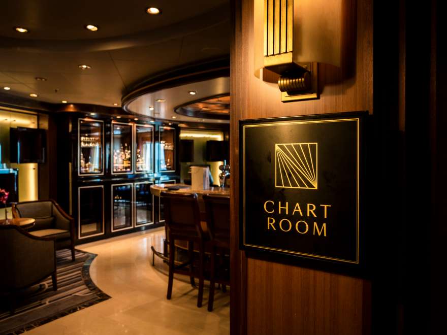 Njut av atmosfären i eleganta Champagne lounge