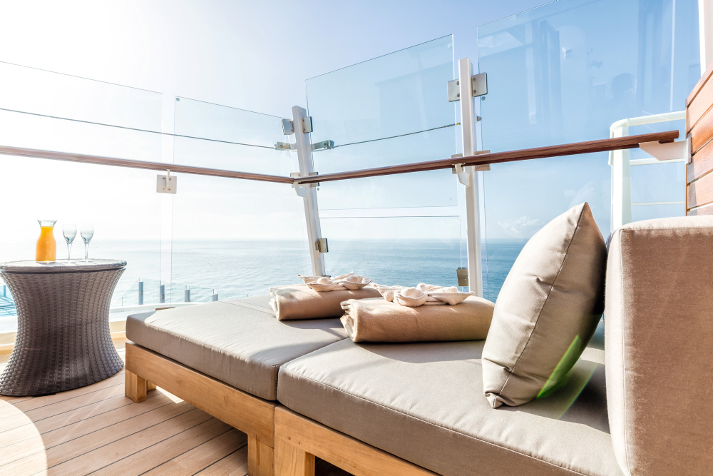 Njut av frisk luft, sol och oändliga vyer på det generösa soldäcket